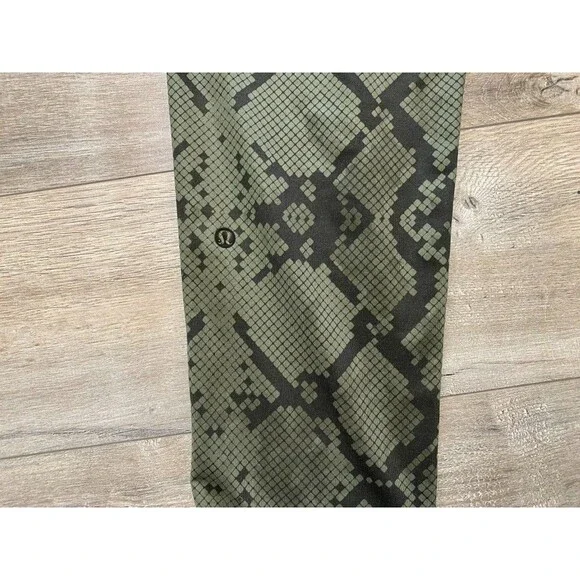 Lululemon Size 6 Jogger Pants Ready to Rulu High-Rise Green Snakeskin - Picture 8 of 9